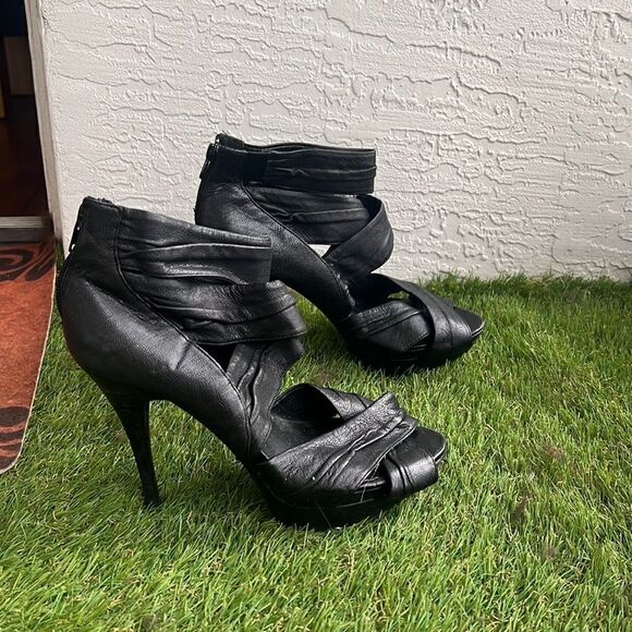 Black Strappy Leather Platform Heels Size 38 1/2 Excellent Condition Comfortable - Picture 1 of 2